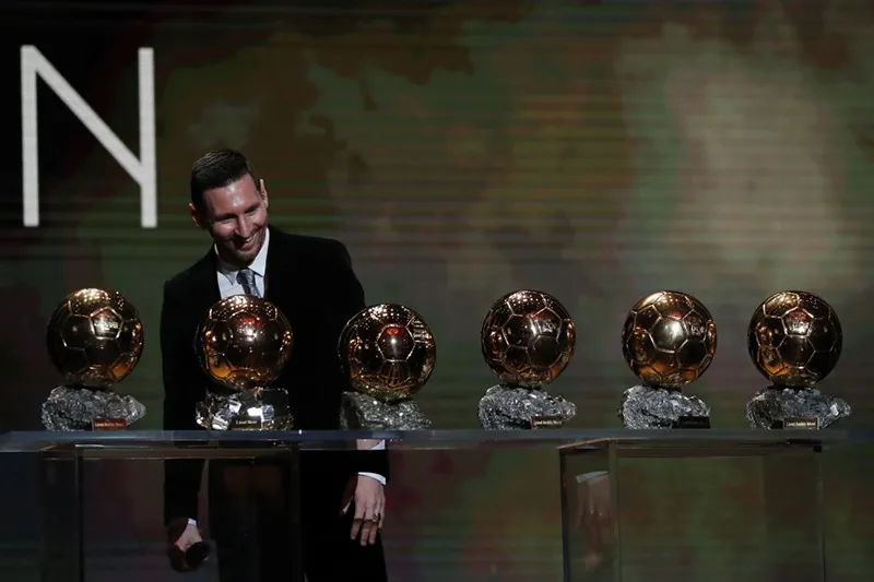 EFE Messi posa con sus balones de Oro