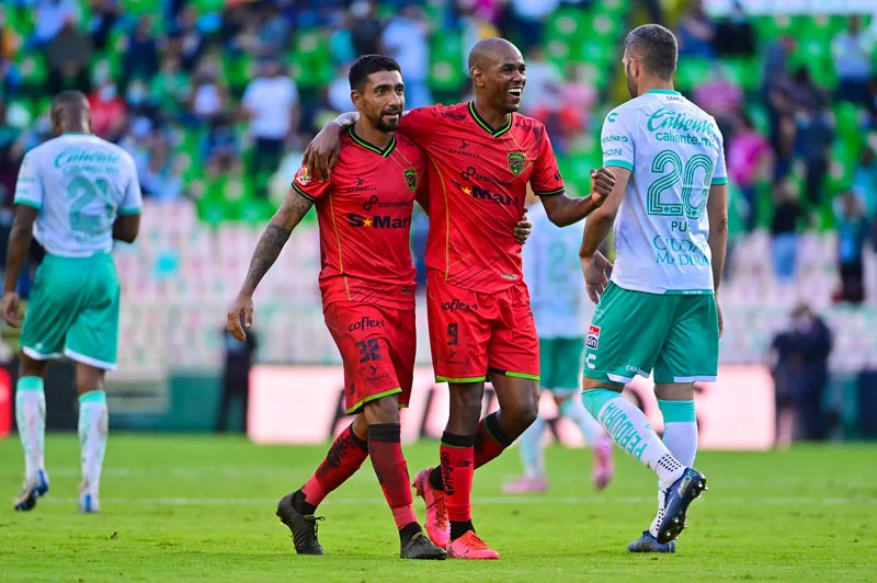 Diego Rolán celebrando un gol con Bravos