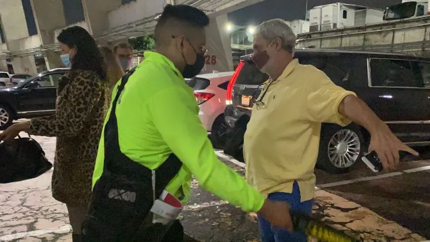 Elementos de seguridad revisando a los aficionados mexicanos