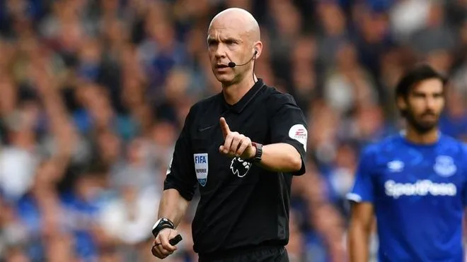 Anthony Taylor en acción en la Premier League
