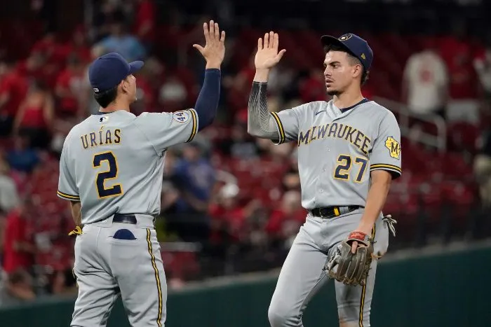 AP Willy Adames (27) y Luis Urias en festejo