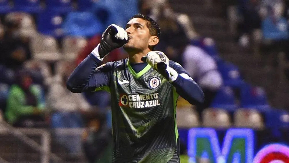 Corona al inicio del partido