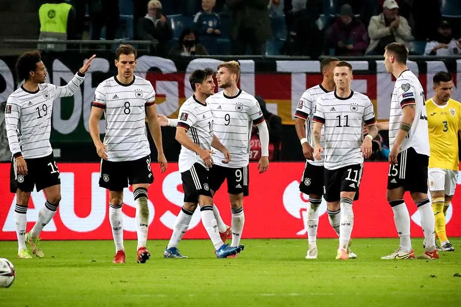 Serge Gnabry festeja con sus compañeros el empate ante los rumanos