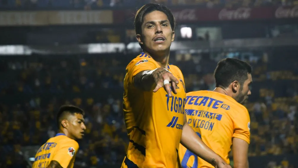 IMAGO7 Carlos Salcedo en festejo con Tigres