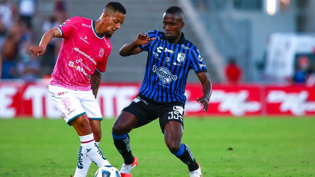 Los jugadores de Querétaro y Juárez disputando la pelota