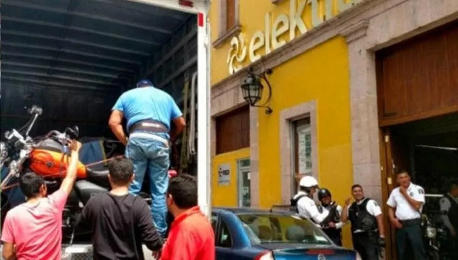 ESPECIAL Mujer embargó a Elektra por 330 mil