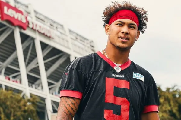 Trey Lance posa en el Estadio Levi's