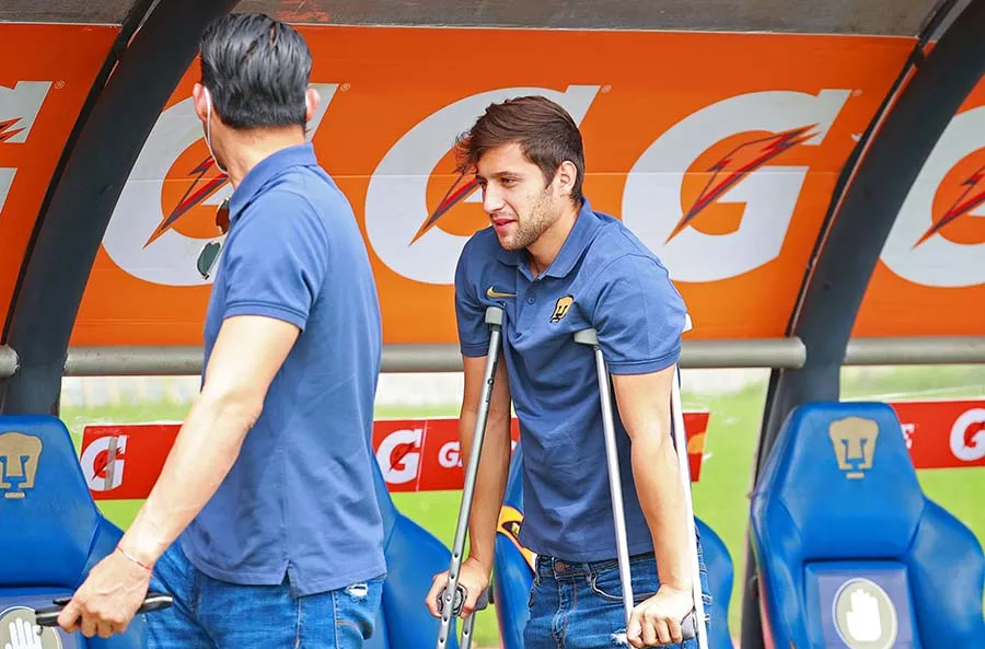 IMAGO7 Gutiérrez con muletas en el Olímpico Universitario