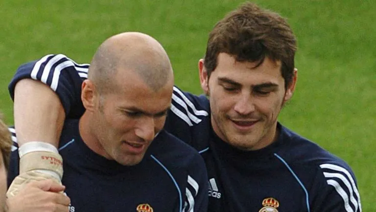 EFE Zinedine Zidane e Iker Casillas en una práctica del Real Madrid