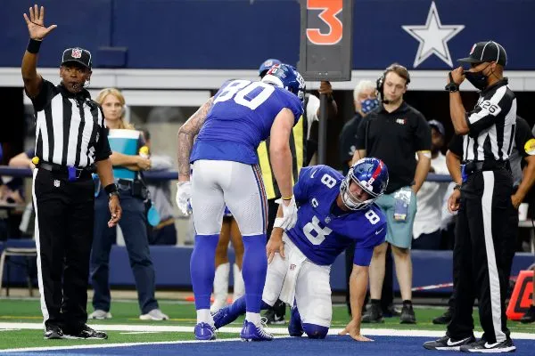 AP Daniel Jones siendo atendido por un compañero