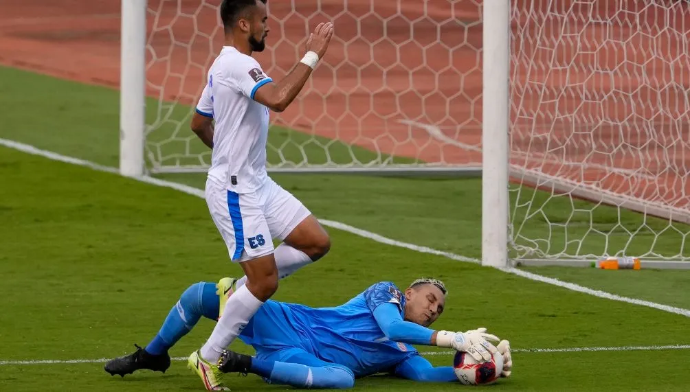 AP Keylor Navas en acción ante El Salvador