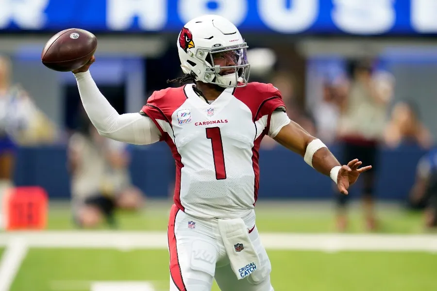 Kyler Murray durante un partido con Cardinals