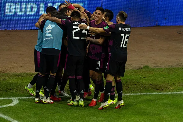 El jugador de Rayados festejo con todos sus compañeros