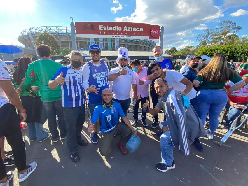 Aficionados hondureños a las afueras del Estadio Azteca