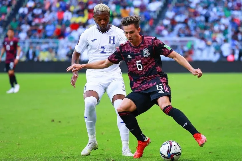 Córdova disputa un balón