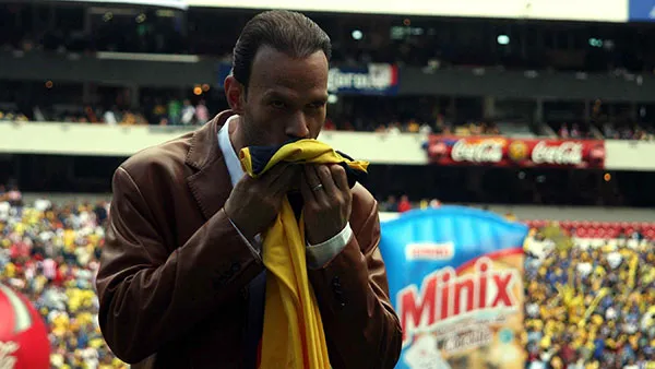 MEXSPORT El exdelantero besa una playera del América