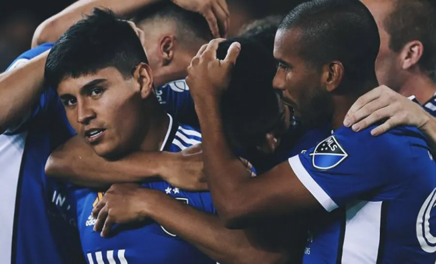 TWITTER @SJEarthquakes López felicitado por sus compañeros tras marcar gol