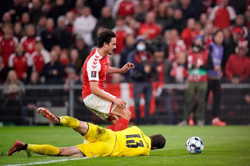 Daniel Bachmann se lanza para detener a Thomas Delaney