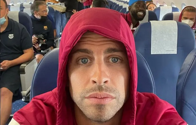 Piqué como pasajero de un avión