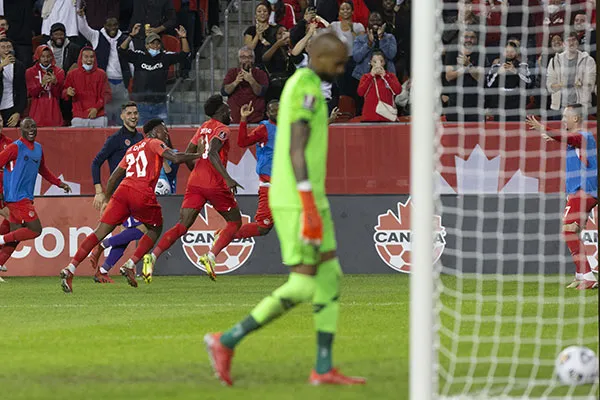 El festejo del tanto de Alphonso Davies