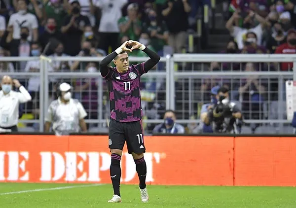 Rogelio Funes Mori festeja su gol con el Tri