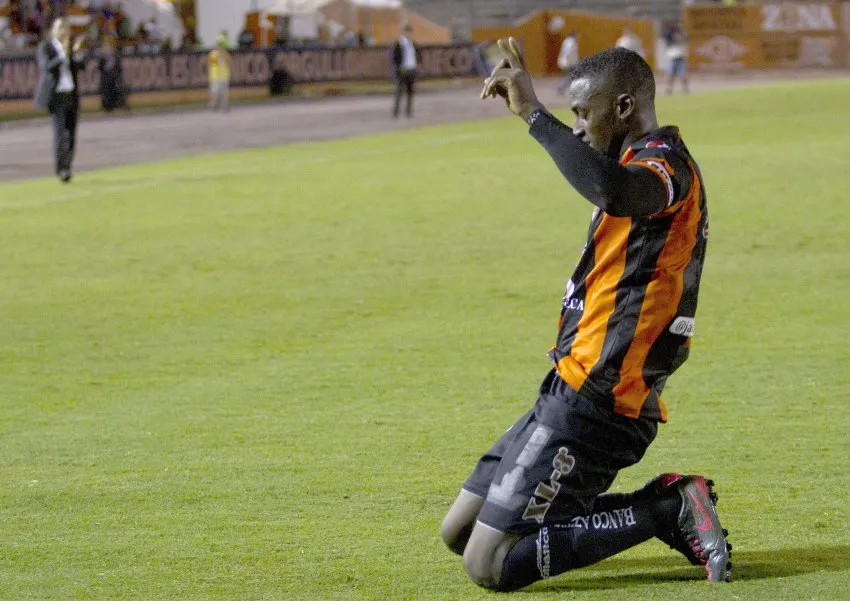 Jackson Martínez en un partido con Jaguares