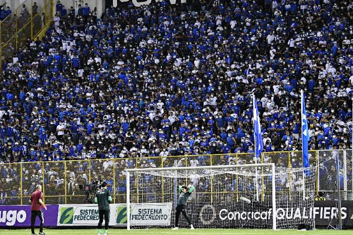 Afición salvadoreña en el Estadio Cuscatlán