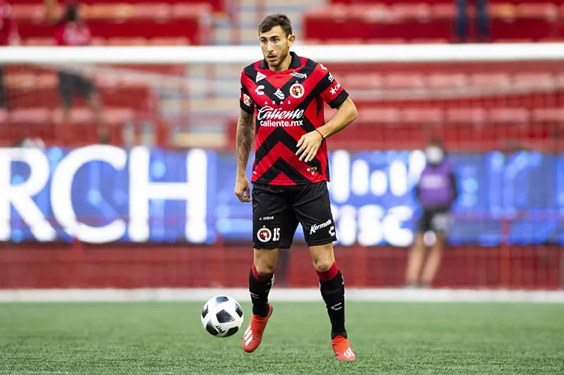 Yonatthan Rak durante un duelo en Liga MX