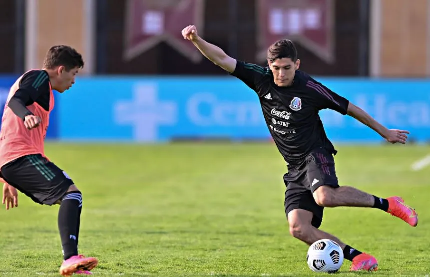 IMAGO7 Arteaga en entrenamiento del Tri