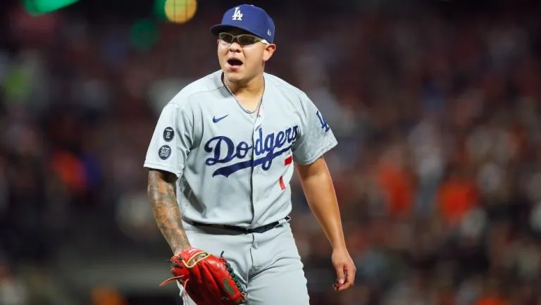 AP Julio Urías en acción ante San Francisco