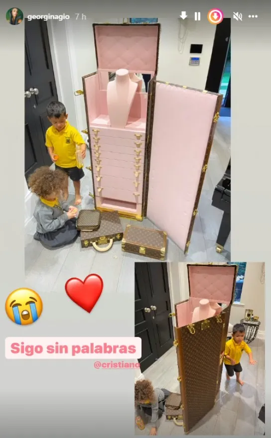 Los hijos de CR7 jugando con el joyero