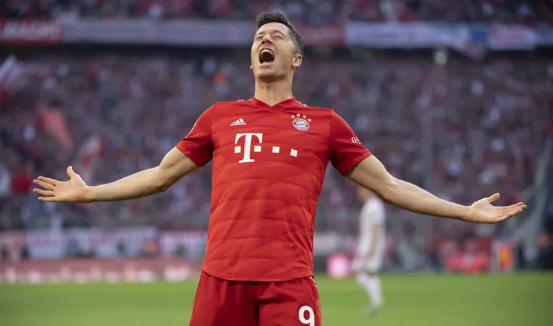 Robert Lewandowski durante un duelo con el Bayern Munich