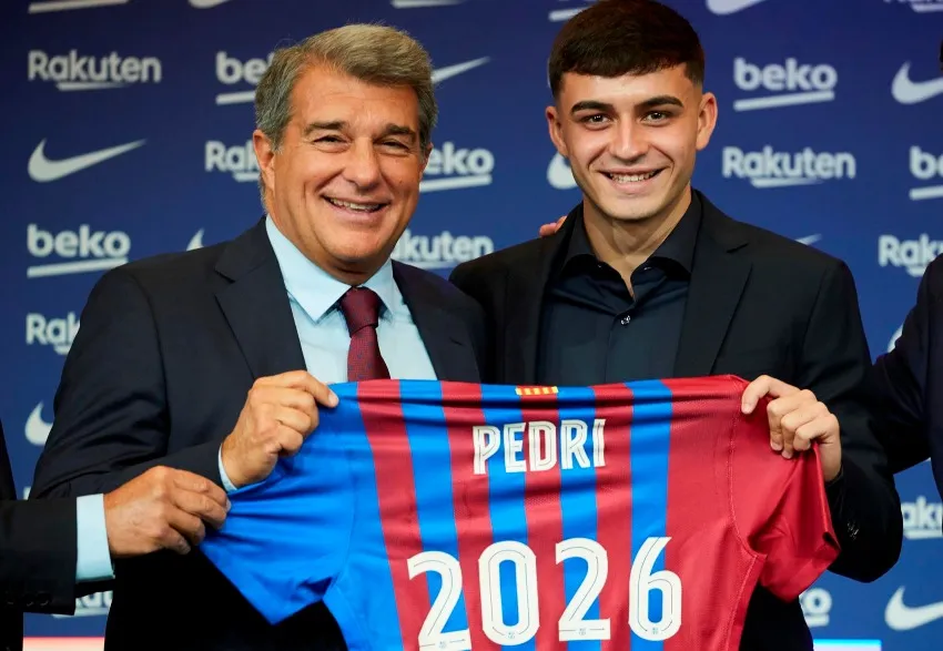 EFE Laporta y Pedri en conferencia de prensa
