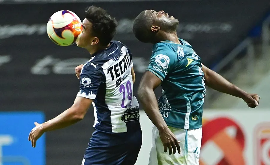 Carlos Rodríguez pelea el balón con Joel Campbell