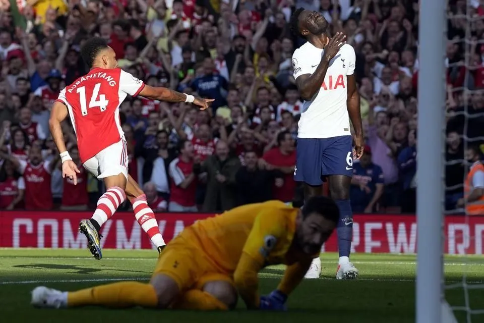 Arsenal vacuna la meta de los Spurs