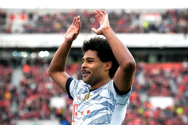 Serge Gnabry celebra durante el Bayern vs Leverkusen