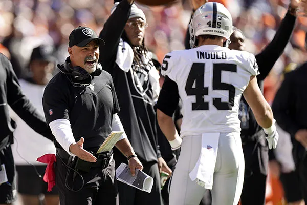 AP Rich Bisaccia, coach interino de Raiders