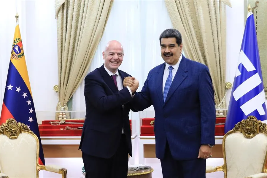EFE Gianni Infantino junto a Nicolás Maduro