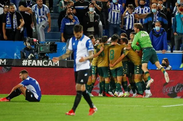 Betis rescató la victoria ante el Alavés