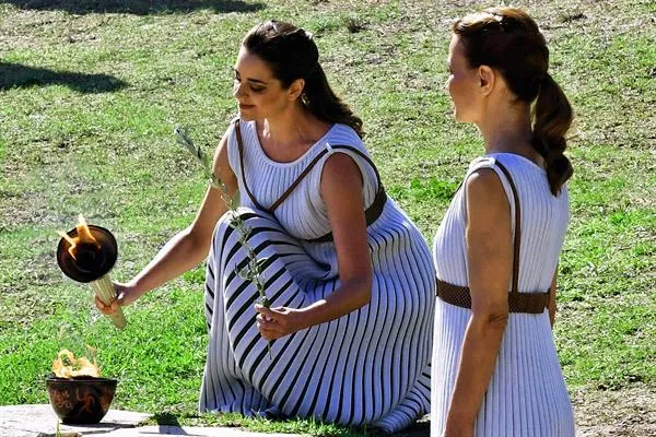 La llama olímpica fue encendida en Olimpia