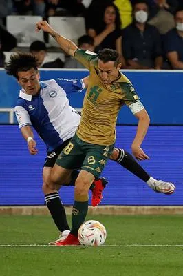 Guardado disputa un balón