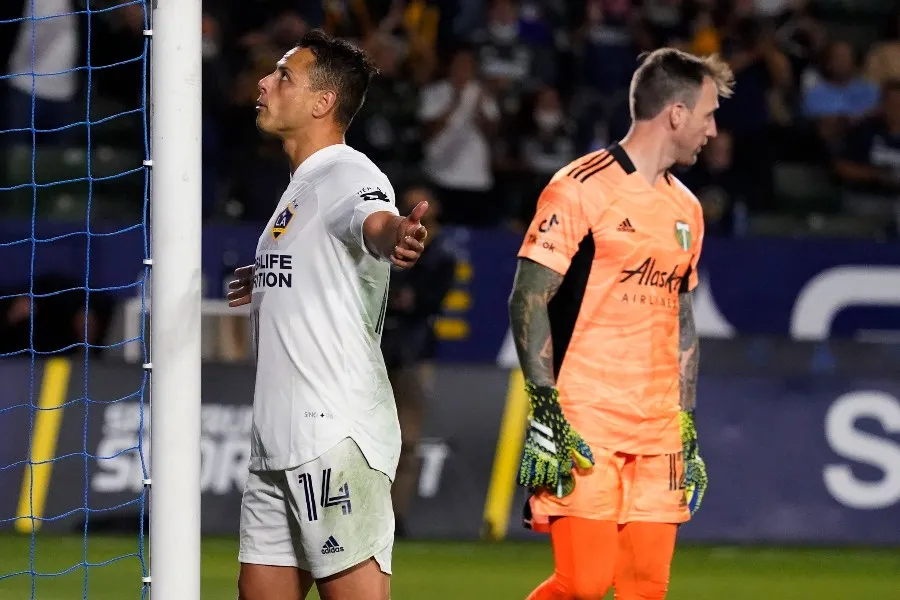 AP Chicharito celebrando su gol ante Timbers