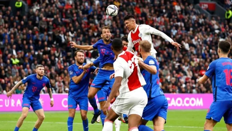 Edson Álvarez en el duelo entre Ajax y Utrecht