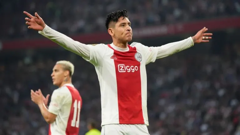 Edson Álvarez durante un partido con Ajax
