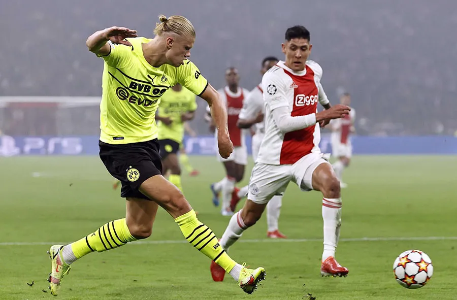 Edson Álvarez marcando a Erling Haaland