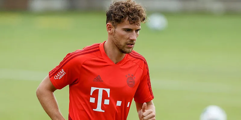 Leon Goretzka durante un duelo con el Bayern Munich