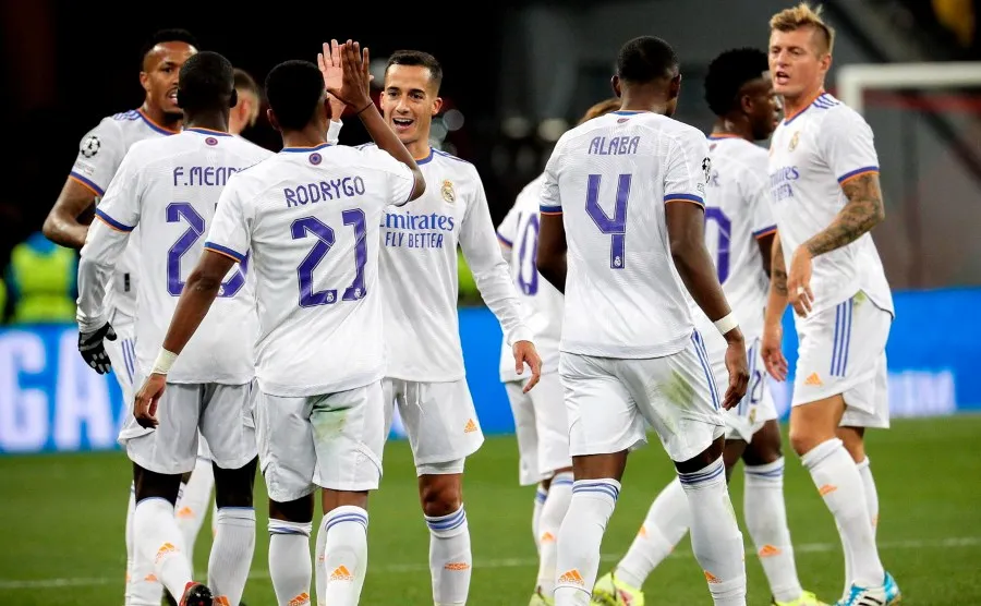 Compañeros felicitan a Rodrygo por su anotación