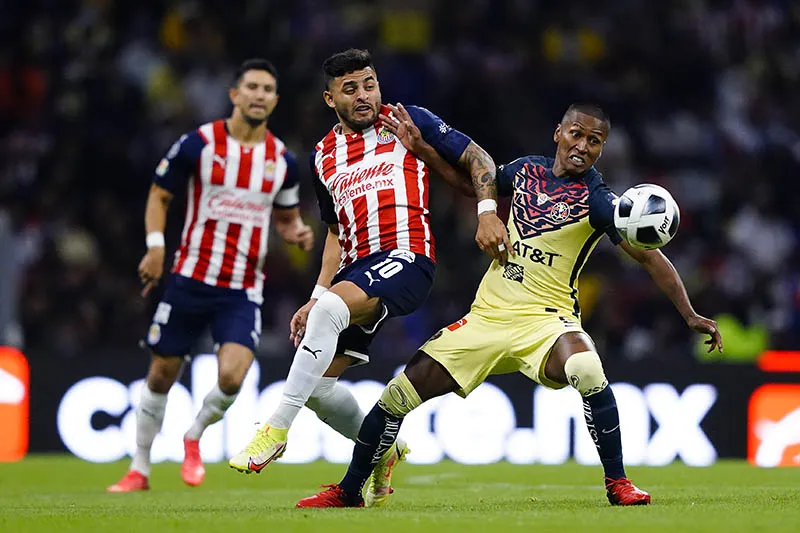 Vega y Aquino durante un Clásico Nacional