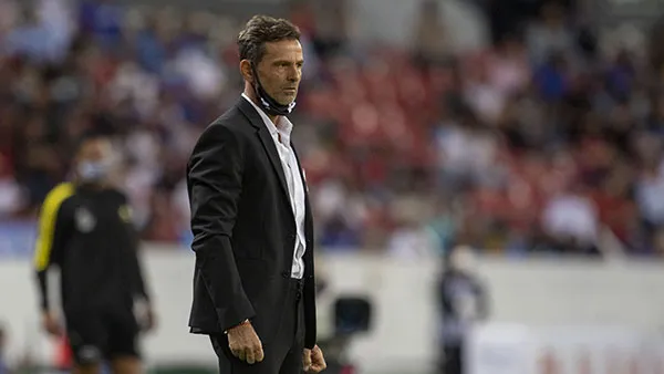 Diego Cocca en el partido ante Cruz Azul