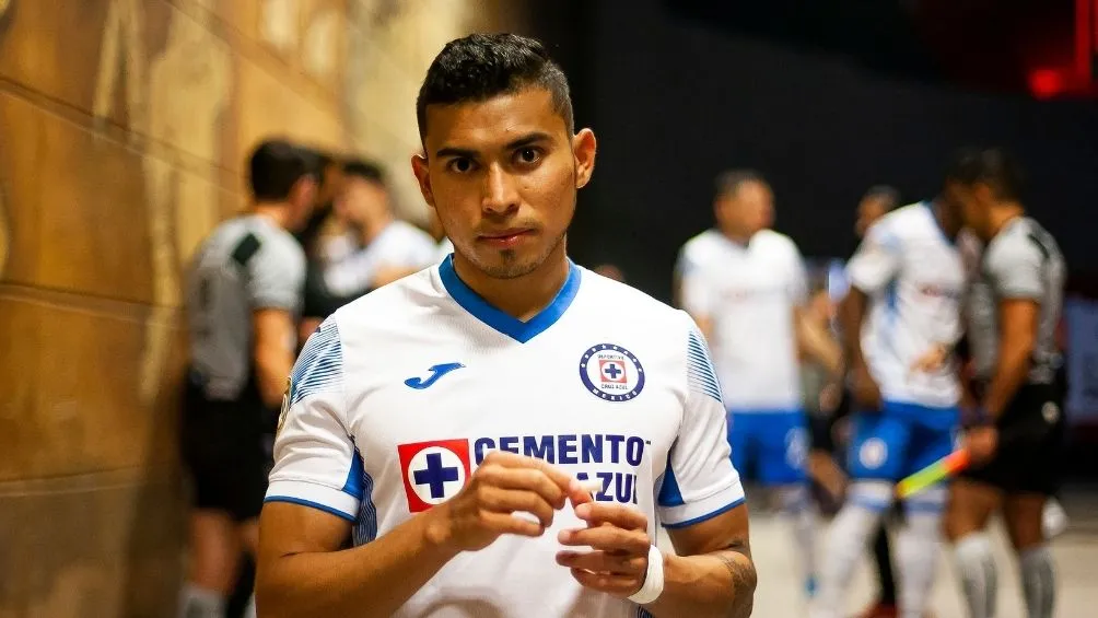 Pineda en un partido con Cruz Azul